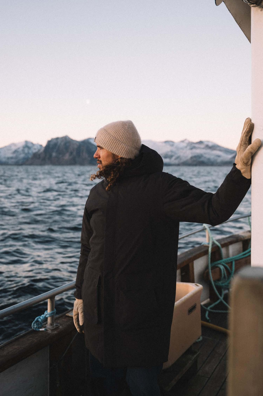 To personer på en rolig tur i skandinavisk natur